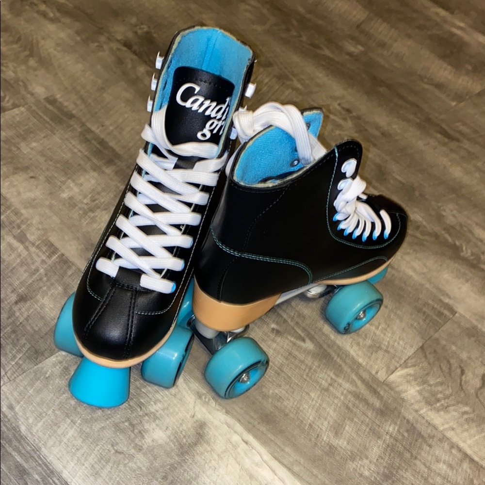 Candy Girl Black and Blue Roller Skates like new w carry bag 2 straps